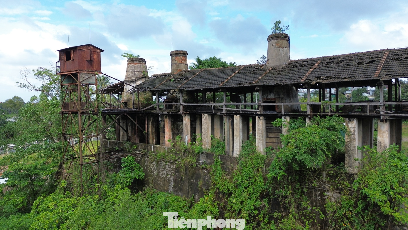 Tư liệu lưu lại trên trang thông tin của Công ty CP Long Thọ cho thấy, nhà máy của Xí nghiệp vôi nước Long Thọ được hãng xây dựng tư nhân Bogaert (Pháp) cho xây dựng vào năm 1896 tại chân đồi Long Thọ, thuộc bờ nam sông Hương, đối diện chùa Thiên Mụ. Nhà máy cách trung tâm TP. Huế khoảng 7km về phía tây, giữa làng Nguyệt Biều và làng Dương Xuân (nay là phường Thủy Biều và Phường Đúc, TP. Huế).