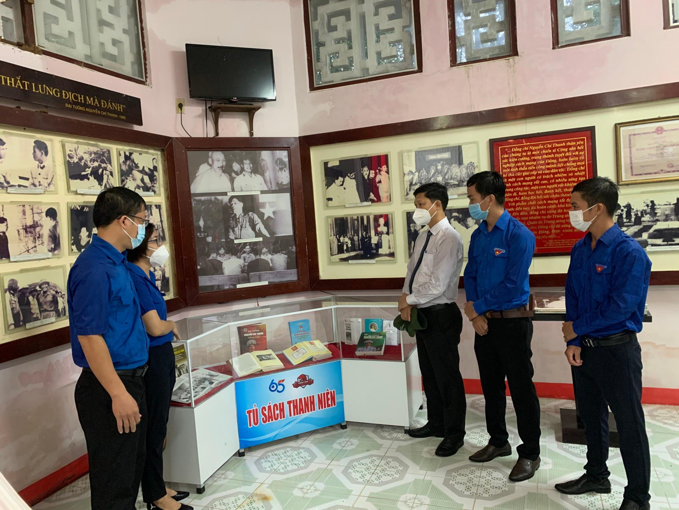 Ra mắt “Tủ sách Thanh niên” Ra mắt “Tủ sách Thanh niên”