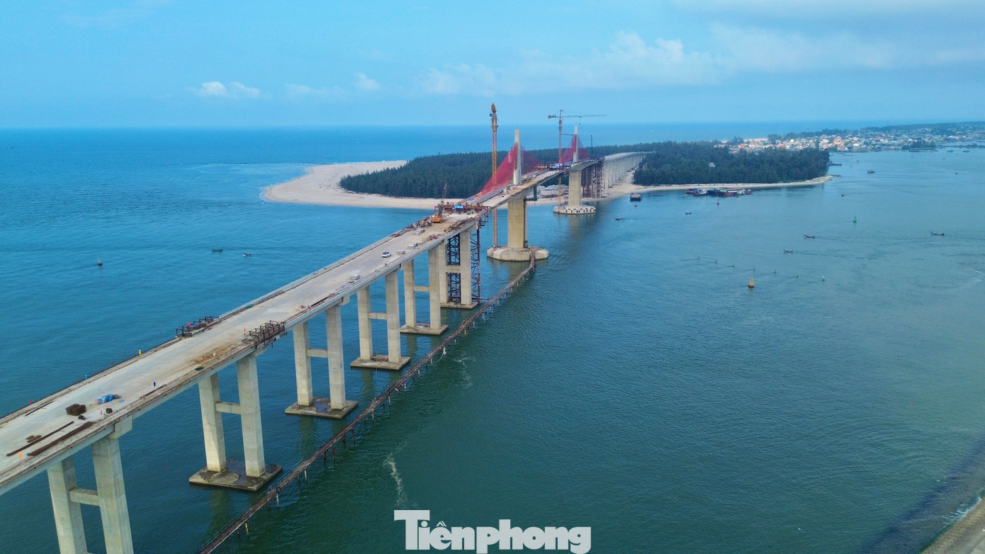 Dự án gồm 3 đoạn tuyến và 1 cầu lớn vượt cửa biển, tổng chiều dài khoảng 21,8km; trong đó, đoạn đầu dài 7,785km nối từ cầu Tam Giang đến trung tâm phường Thuận An.