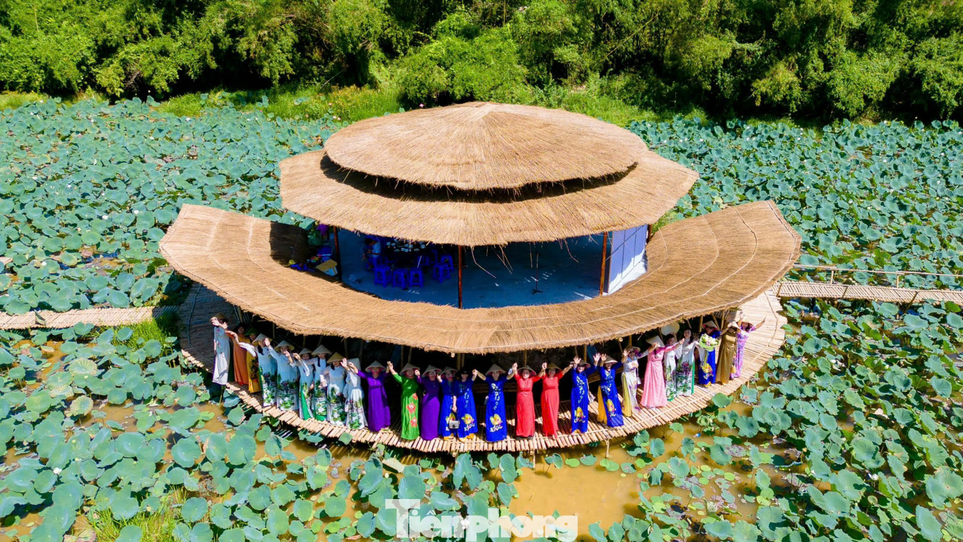 Làng nằm cách thành phố Huế khoảng 40 km về phía Bắc. Nơi đây hiện còn lưu giữ nhiều nét xưa độc đáo, “hiếm gặp” về kiến trúc, văn hóa, nghề truyền thống, nếp sống, phong tục, lễ hội, cảnh quan, cây di sản… khiến làng cổ Phước Tích (thôn Phước Phú, xã Phong Hòa, huyện Phong Điền) càng trở nên độc đáo, đặc biệt.