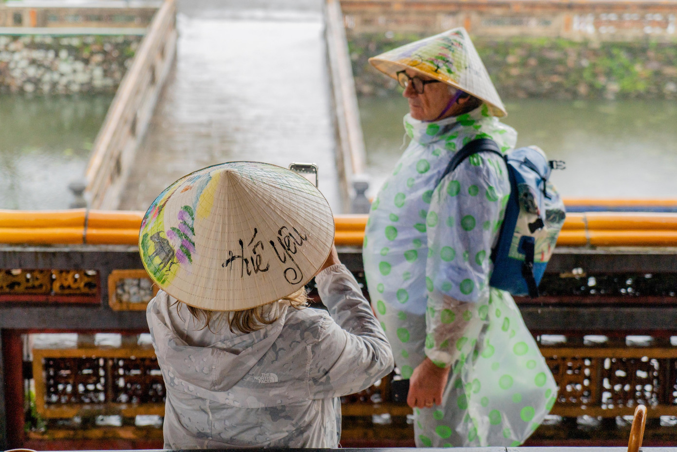 Ghi lại hình ảnh di tích Huế làm kỷ niệm (Ảnh: Bảo Minh).