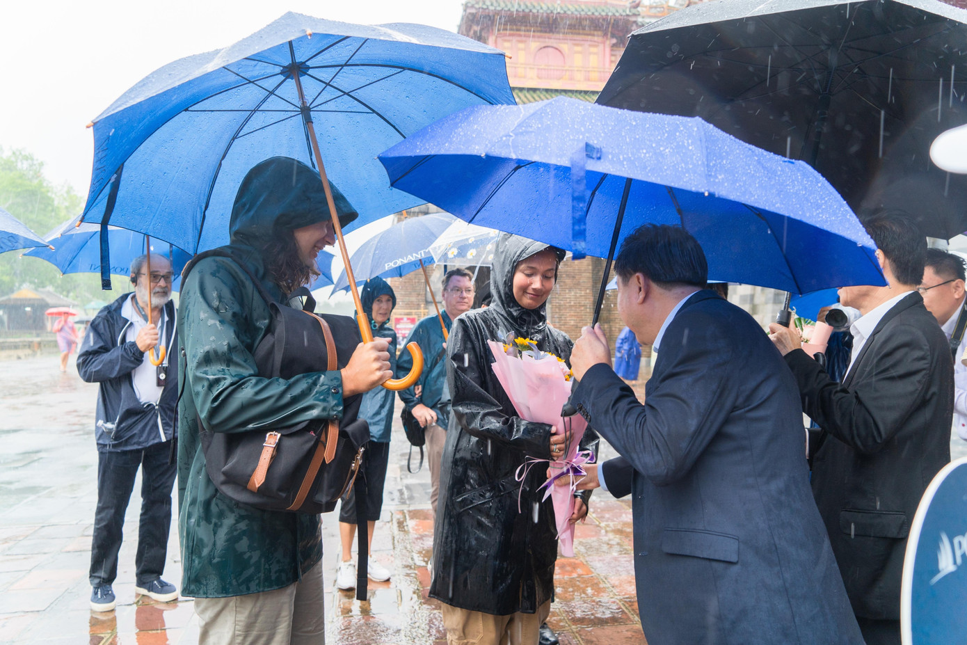 Đại diện lãnh đạo ngành du lịch địa phương và ban quản lý điểm đến đón tiếp đoàn khách nồng nhiệt, chu đáo (Ảnh: Bảo Minh).