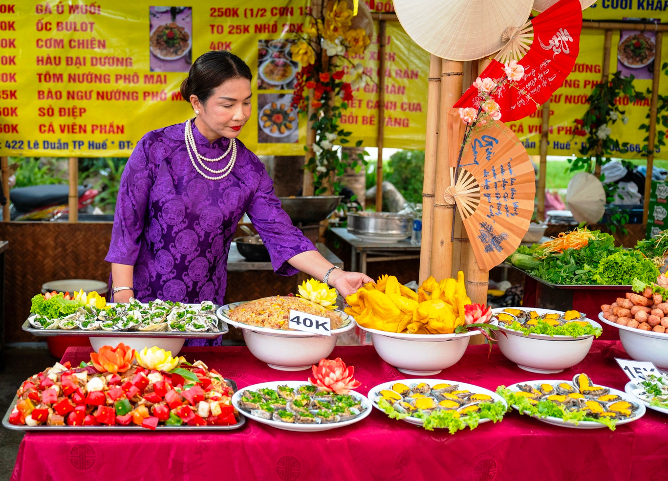 Theo đại diện Ban tổ chức, chương trình năm nay không chỉ hướng đến việc xây dựng hình ảnh Huế là thành phố di sản văn hóa đặc trưng mà còn là điểm đến của tinh hoa ẩm thực hàng đầu cả nước. Qua đó, góp phần khẳng định thương hiệu “Kinh đô ẩm thực” của Huế trong mắt công chúng và du khách. Ảnh: L.H.H.Hải