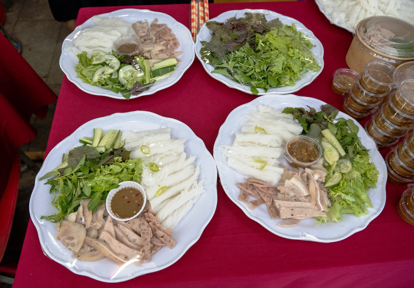 Theo đại diện Ban tổ chức, chương trình năm nay không chỉ hướng đến việc xây dựng hình ảnh Huế là thành phố di sản văn hóa đặc trưng mà còn là điểm đến của tinh hoa ẩm thực hàng đầu cả nước. Qua đó, góp phần khẳng định thương hiệu “Kinh đô ẩm thực” của Huế trong mắt công chúng và du khách. Ảnh: L.H.H.Hải