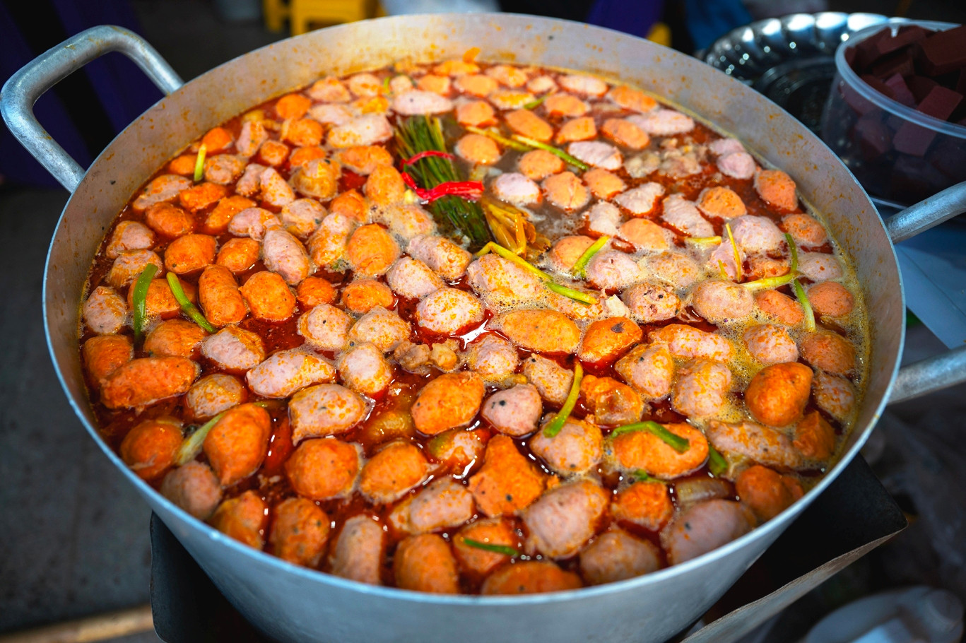 Theo đại diện Ban tổ chức, chương trình năm nay không chỉ hướng đến việc xây dựng hình ảnh Huế là thành phố di sản văn hóa đặc trưng mà còn là điểm đến của tinh hoa ẩm thực hàng đầu cả nước. Qua đó, góp phần khẳng định thương hiệu “Kinh đô ẩm thực” của Huế trong mắt công chúng và du khách. Ảnh: L.H.H.Hải