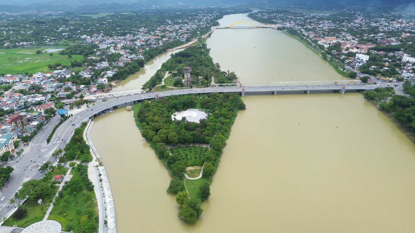 Cồn Dã Viên là dải đất nổi nằm giữa dòng sông Hương, gần với bờ nam, được xem là “hữu bạch hổ” trong yếu tố phong thủy Kinh thành Huế. Đây là cồn nổi có hình thoi, diện tích khoảng 10,5ha, nằm chếch về phía tây nam Kinh thành. Với vị trí đắc địa cùng giá trị cảnh quan sinh thái, văn hóa đặc biệt, cồn Dã Viên từng được chính quyền TP Huế định hướng đầu tư chỉnh trang toàn diện để hình thành không gian sinh hoạt cộng đồng, kết nối các tuyến đi bộ, công viên ven sông.