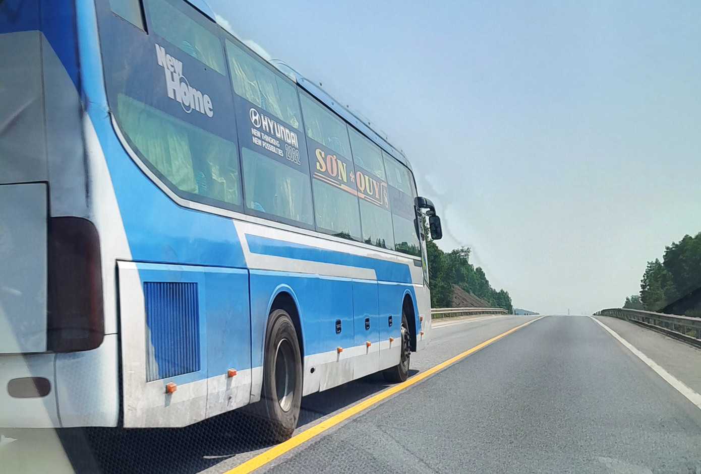 Trước thực trạng kết cấu hạ tầng bất cập, phóng nhanh vượt ẩu tại tuyến cao tốc qua TT-Huế, trên tuyến thưa vắng lực lượng chức năng làm nhiệm vụ tuần tra, kiểm soát để xử lý nghiêm vi phạm quy định an toàn giao thông, trao đổi với PV báo Tiền Phong vào chiều 21/2, ông Hoàng Hải Minh - Phó Chủ tịch UBND tỉnh TT-Huế, cho biết, tỉnh vừa tổ chức họp rút kinh nghiệm với các cơ quan, đơn vị liên quan và đề ra những giải pháp bảo đảm an toàn; thông tin chính thức sẽ gửi đến báo chí sau bằng văn bản.