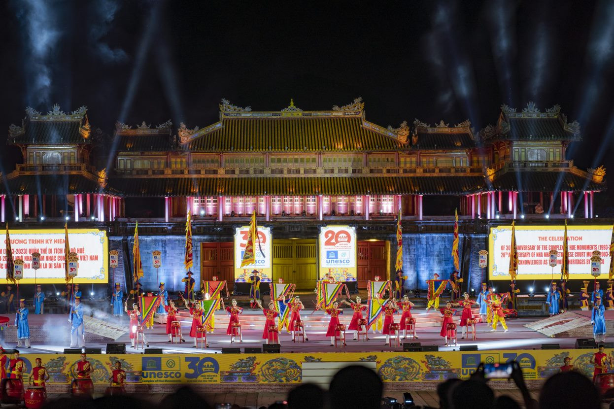 Chương trình nghệ thuật “Di sản Cố đô, ký ức và trao truyền” quy tụ 450 nghệ sĩ thuộc 9 đoàn nghệ thuật trong nước và quốc tế. Ảnh: Đình Hoàng
