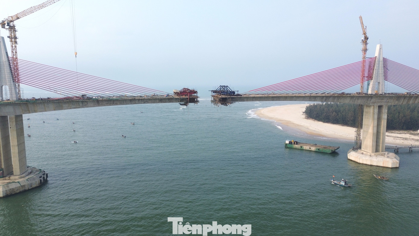 Theo ghi nhận tại công trường, cầu đã hoàn thiện phần lớn kết cấu chính. Hiện nay, hệ thống trụ cầu, mặt cầu và dây văng đang được thi công gấp rút để chuẩn bị bước vào giai đoạn hợp long, nối liền hai phần kết cấu nhịp chính của cây cầu, trở thành dấu mốc quan trọng trong tiến trình hoàn thiện công trình.