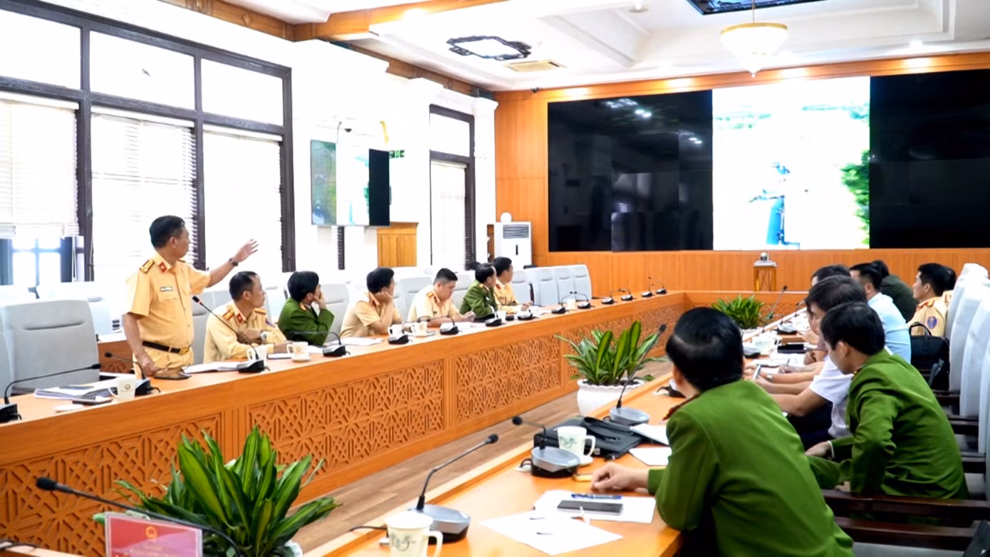 Cuộc họp phân tích nguyên nhân xảy ra tai nạn và chỉ ra các nguyên nhân khác do những bất cập về kết cấu hạ tầng tuyến cao tốc Cam Lộ - La Sơn.