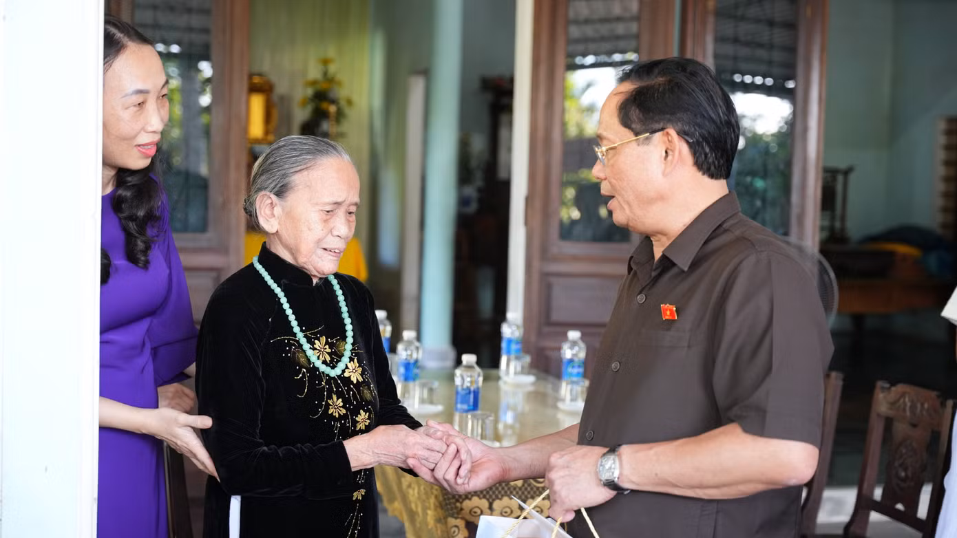 Phó Chủ tịch Quốc hội Trần Quang Phương thăm gia đình chính sách tại Huế. Phó Chủ tịch Quốc hội Trần Quang Phương thăm gia đình chính sách tại Huế.