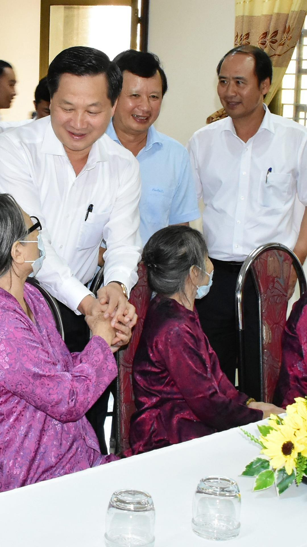 Phó Thủ tướng Lê Minh Khái cùng đoàn công tác thăm mẹ Việt Nam Anh hùng tỉnh TT-Huế