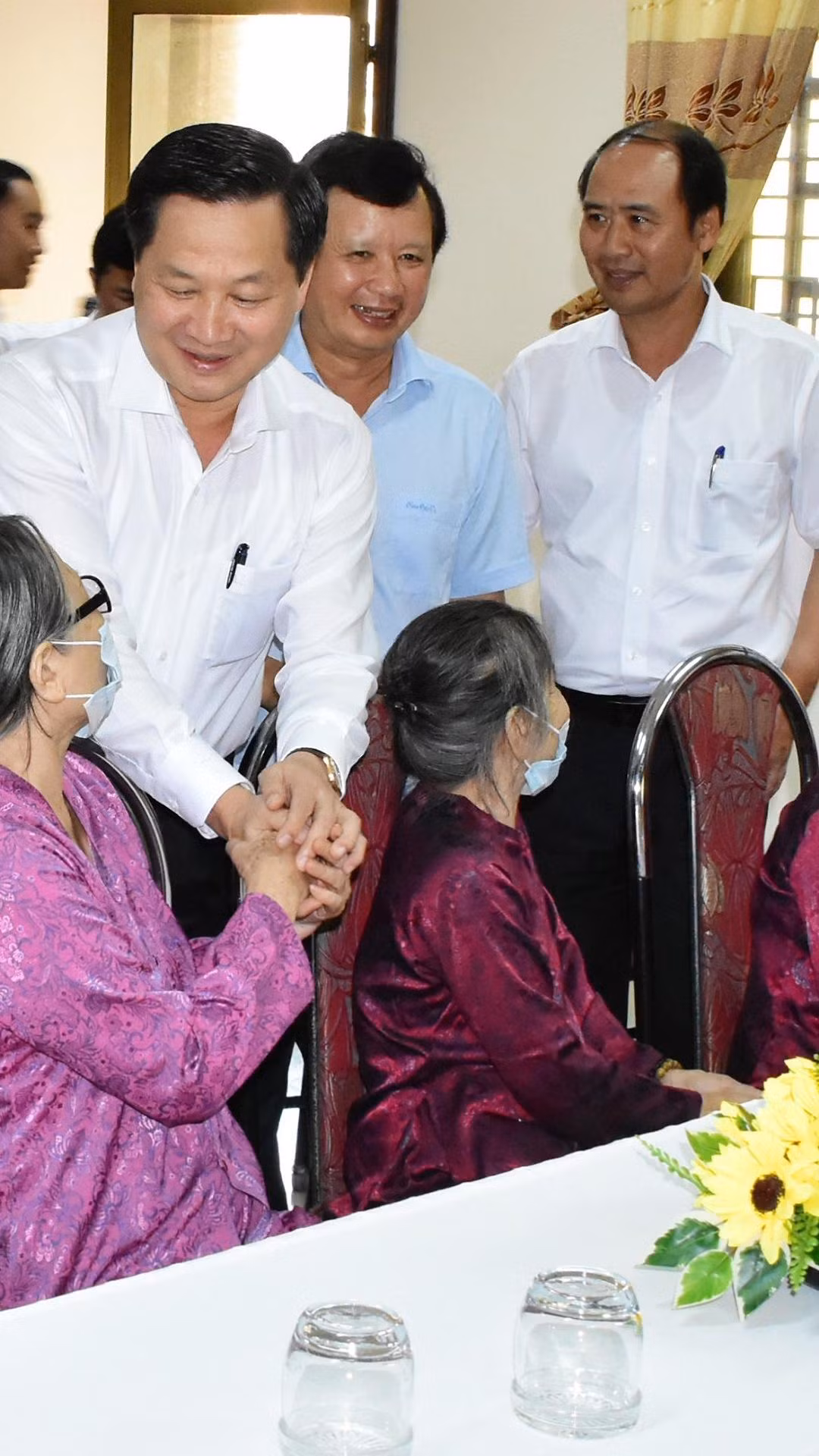 Phó Thủ tướng Lê Minh Khái cùng đoàn công tác thăm mẹ Việt Nam Anh hùng tỉnh TT-Huế