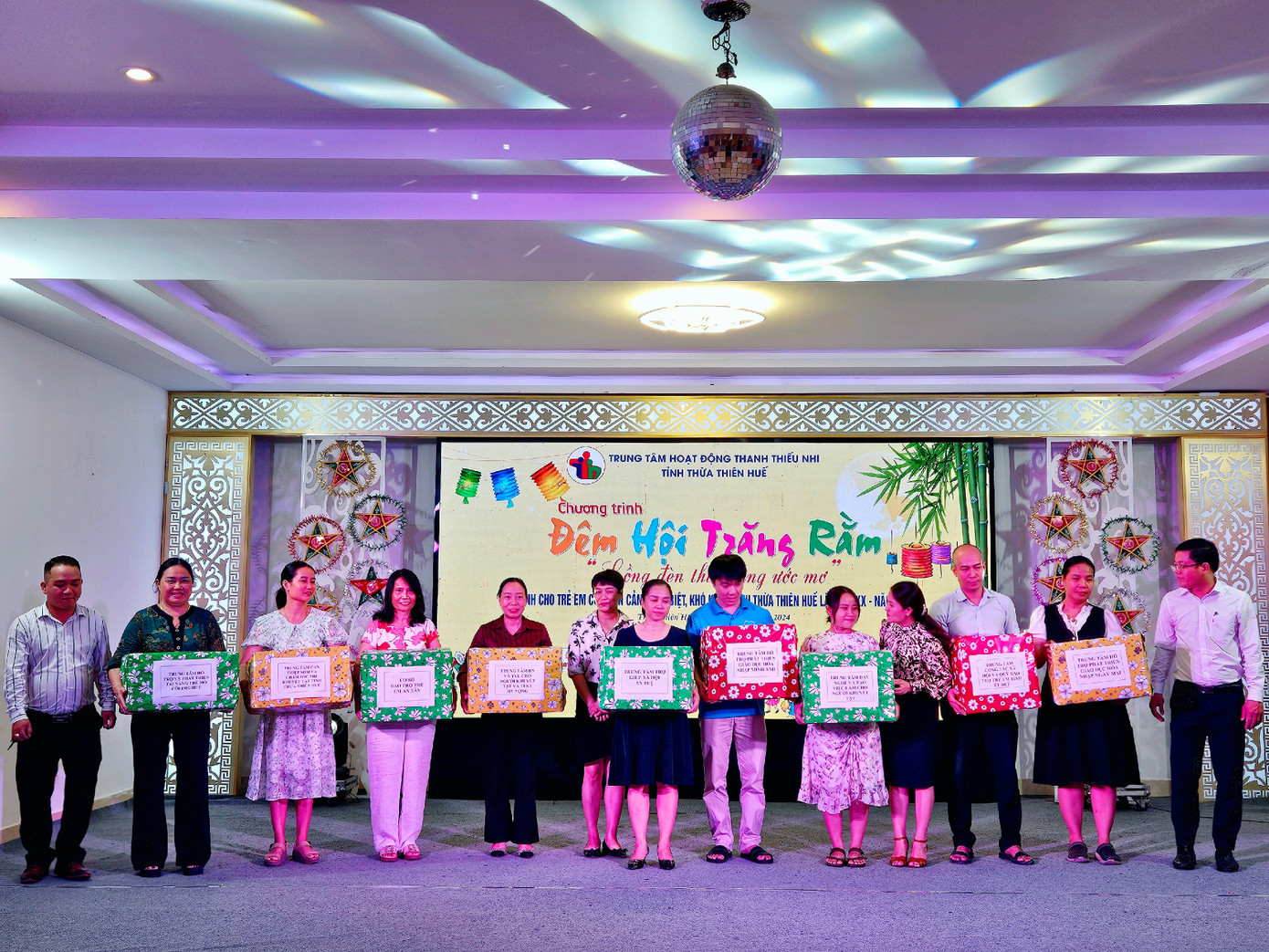 Trao quà Trung thu cho 20 trung tâm, cơ sở bảo trợ xã hội trên địa bàn tỉnh TT-Huế.