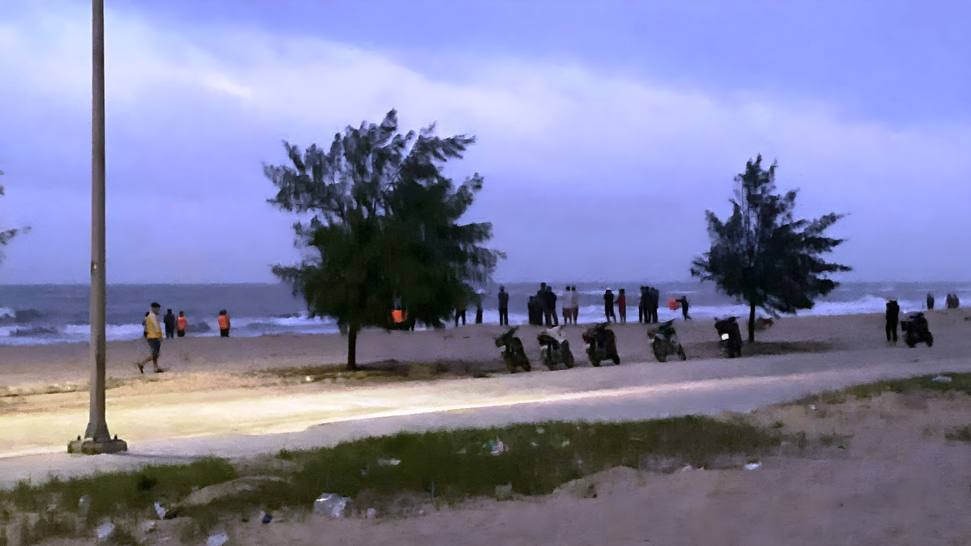 Tìm kiếm sinh viên tắm biển mất tích tại vùng biển phường Thuận An, TP. Huế. Ảnh: CTV
