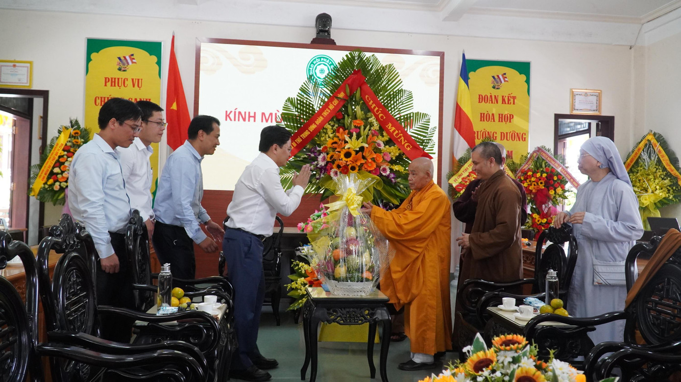 Hòa thượng Thích Đức Thanh - Ủy viên Thường trực Hội đồng Trị sự Giáo hội Phật giáo Việt Nam, Trưởng ban Trị sự Giáo hội Phật giáo Việt Nam tỉnh TT-Huế (thứ 3 từ phải sang) bày tỏ niềm hoan hỉ, cảm ơn trước sự quan tâm của lãnh đạo T.Ư Đoàn, của thế hệ trẻ Hòa thượng Thích Đức Thanh - Ủy viên Thường trực Hội đồng Trị sự Giáo hội Phật giáo Việt Nam, Trưởng ban Trị sự Giáo hội Phật giáo Việt Nam tỉnh TT-Huế (thứ 3 từ phải sang) bày tỏ niềm hoan hỉ, cảm ơn trước sự quan tâm của lãnh đạo T.Ư Đoàn, của thế hệ trẻ