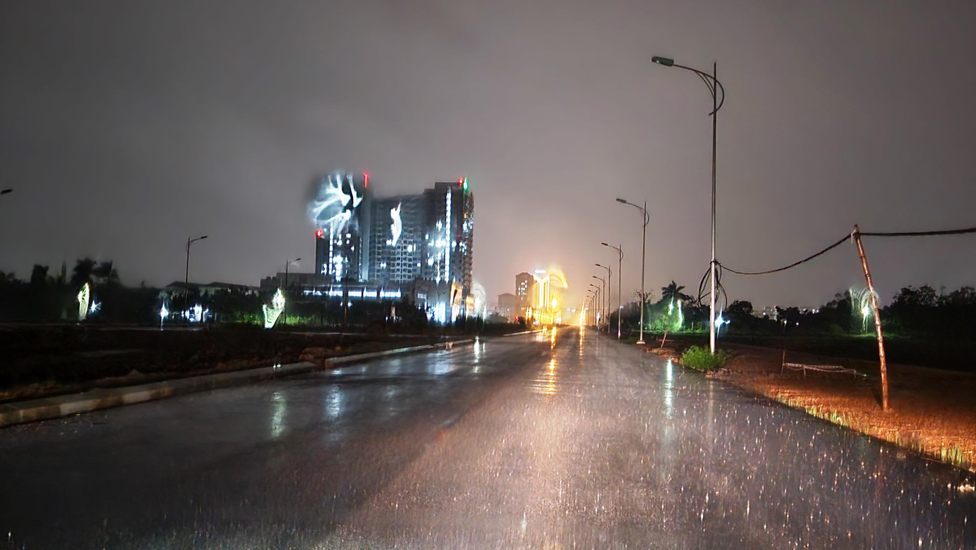 Theo ghi nhận của PV, tại nhiều tuyến đường chính nội đô Huế như Võ Nguyên Giáp, Tố Hữu, Văn Tiến Dũng, Thủy Dương - Thuận An… mới đầu giờ tối 27/9 đã bị cắt điện đường. Giao thông đi lại giữa mưa to gió lớn gặp nhiều khó khăn.