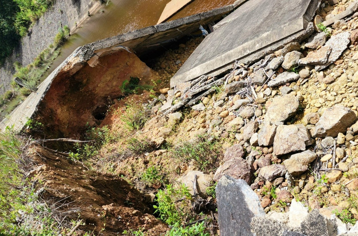 Nguyên nhân chính là do nhiều hồ đập được xây dựng từ lâu, qua nhiều giai đoạn, công tác quản lý thiếu đồng bộ, ngân sách chi hạn chế… khiến công tác duy tu, bảo dưỡng bị gián đoạn. Nhiều công trình rơi vào tình trạng xuống cấp kéo dài, chưa thể nâng cấp định kỳ. Ông Đặng Văn Hòa - Chi cục trưởng Chi cục Thủy lợi TP Huế, thừa nhận còn nhiều bất cập trong đảm bảo an toàn hồ đập trên địa bàn thành phố. “Việc kiểm định, lập bản đồ ngập vùng hạ du đòi hỏi kinh phí lớn, nhưng nguồn lực hiện chưa đáp ứng”, ông nói.