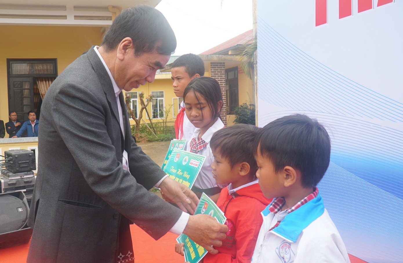 Tặng 50 suất học bổng cho học sinh nghèo vượt khó huyện A Lưới.