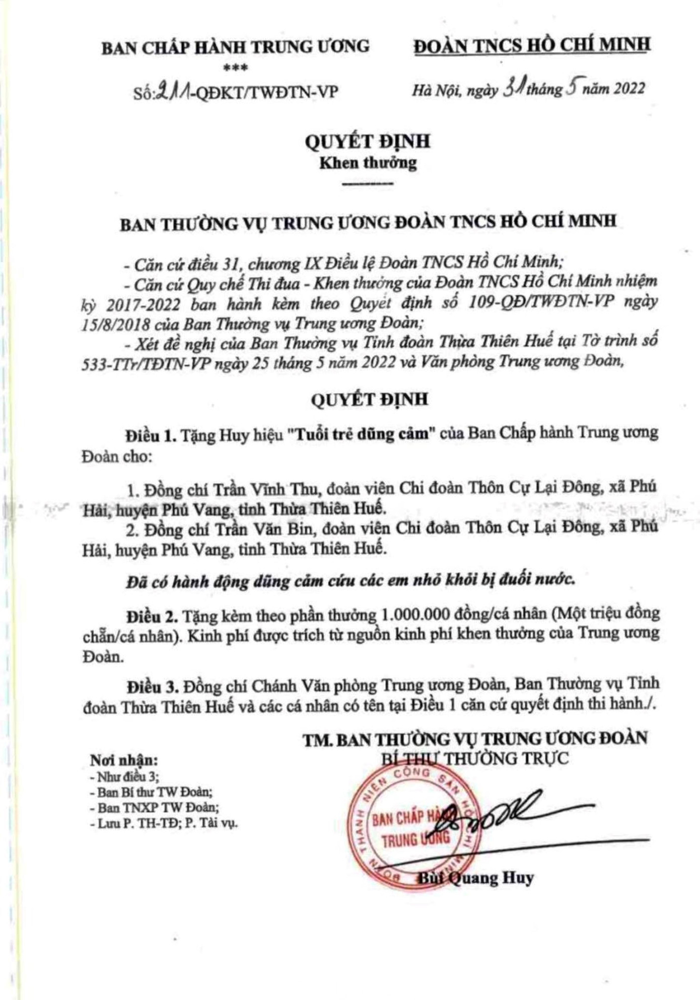 Ban Thường vụ T.Ư Đoàn quyết định tặng Huy hiệu “Tuổi trẻ dũng cảm” cùng với phần thưởng cho 2 thanh niên dũng cảm cứu người