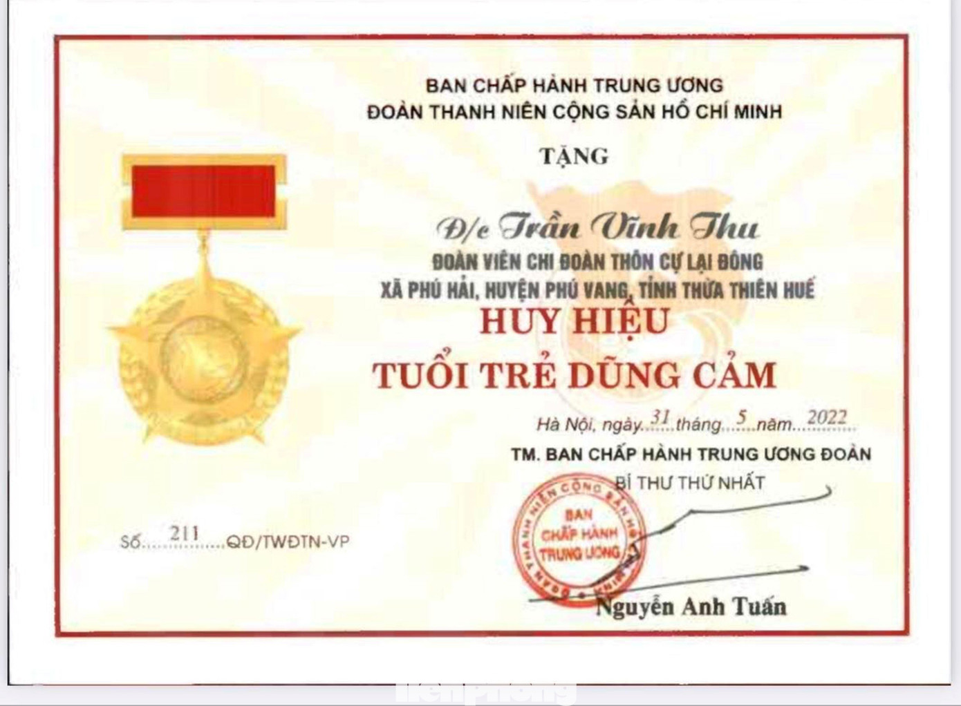 Tặng Huy hiệu "Tuổi trẻ dũng cảm" cho các anh Trần Vĩnh Thu và Trần Văn Bi