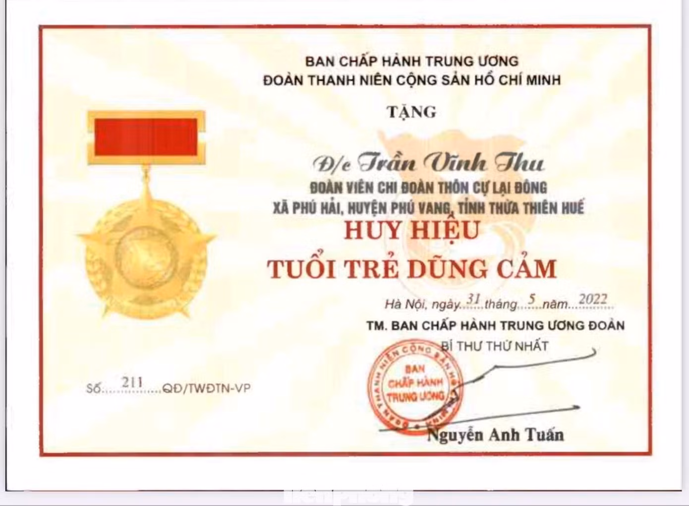Tặng Huy hiệu "Tuổi trẻ dũng cảm" cho các anh Trần Vĩnh Thu và Trần Văn Bi Tặng Huy hiệu "Tuổi trẻ dũng cảm" cho các anh Trần Vĩnh Thu và Trần Văn Bi