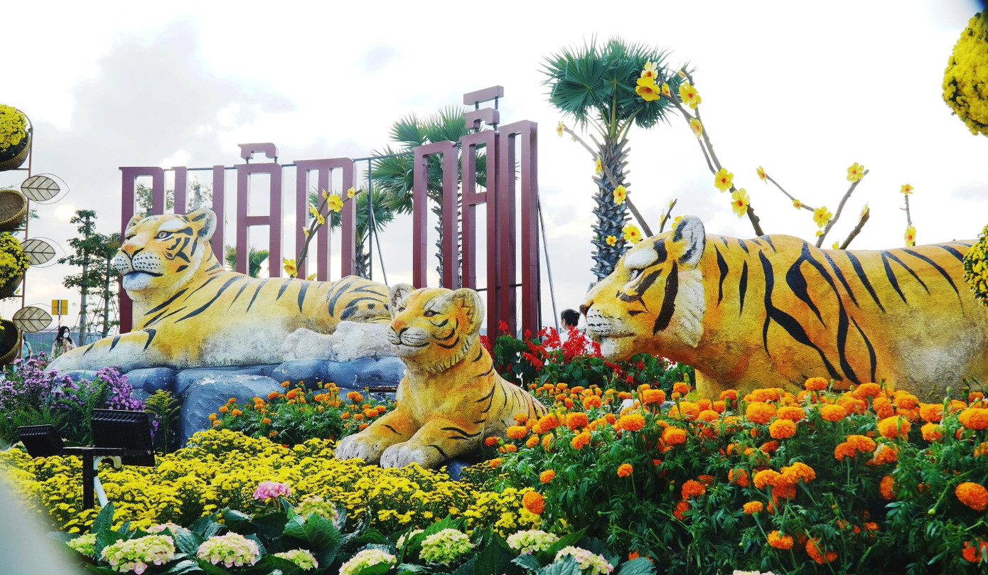 Một gia đình hổ khác trông "thật" hơn được trang trí ở cạnh đài phun nước nghệ thuật đối diện trụ sở UBND tỉnh Thừa Thiên Huế.