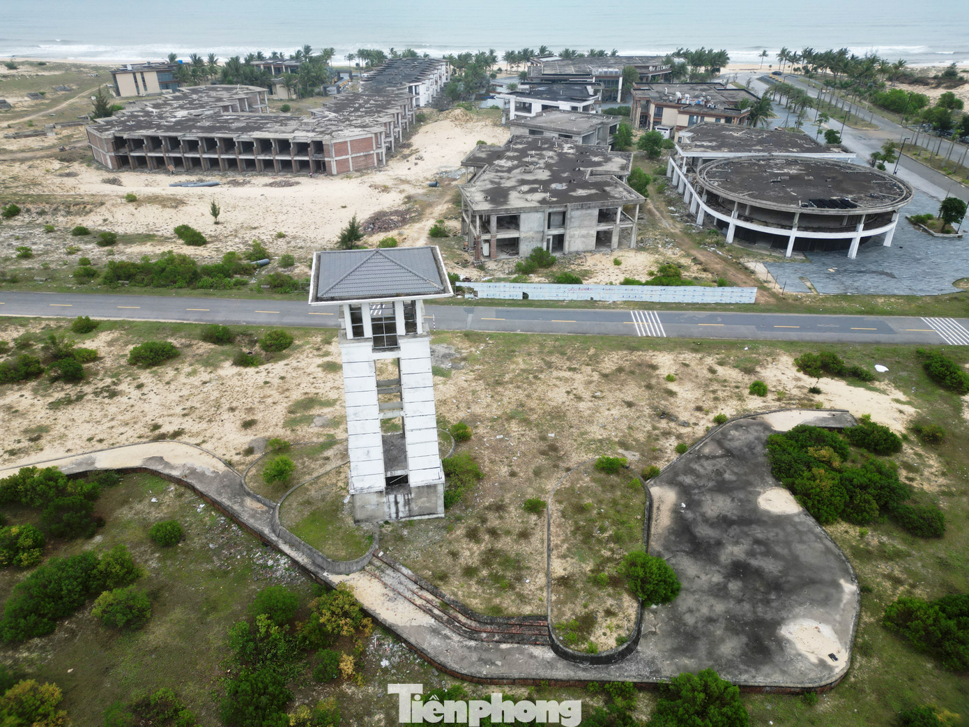 Theo đề án quy hoạch, Six Miles Coast Resort là tổ hợp nghỉ dưỡng đẳng cấp thế giới, thực hiện trên tổng diện tích 110ha, với tổng vốn đầu tư hơn 2 tỷ USD (phát triển qua 6 giai đoạn và đa dạng loại hình). Trong đó, giai đoạn 1 triển khai từ hơn 5 năm trước, gồm 242 biệt thự nghỉ dưỡng ven biển, trên diện tích khoảng 19ha, với vốn đầu tư lên đến 368 triệu USD.