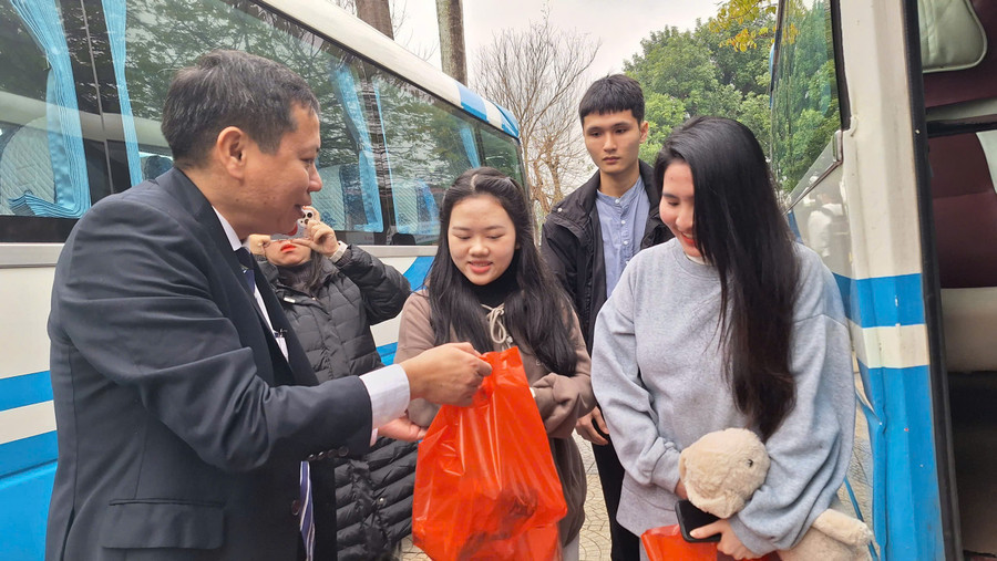 Lãnh đạo Trường ĐH Nông lâm Huế ra tận xe tặng quà mừng Tết cho sinh viên.