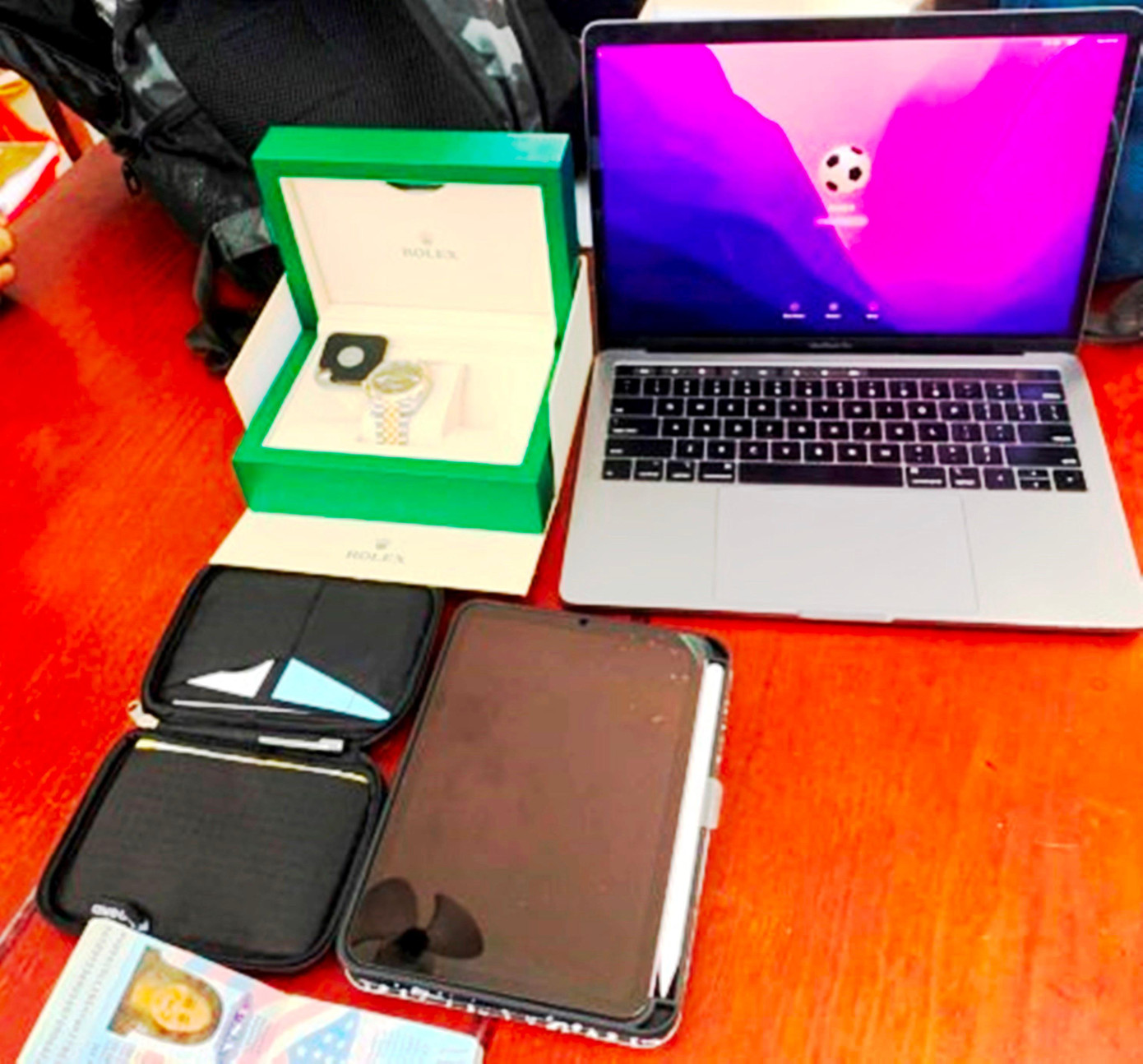 Số tài sản có giá trị do du khách nước ngoài đánh rơi đã được tìm thấy và trao trả về chủ nhân của chúng. Ảnh: Nhân Võ