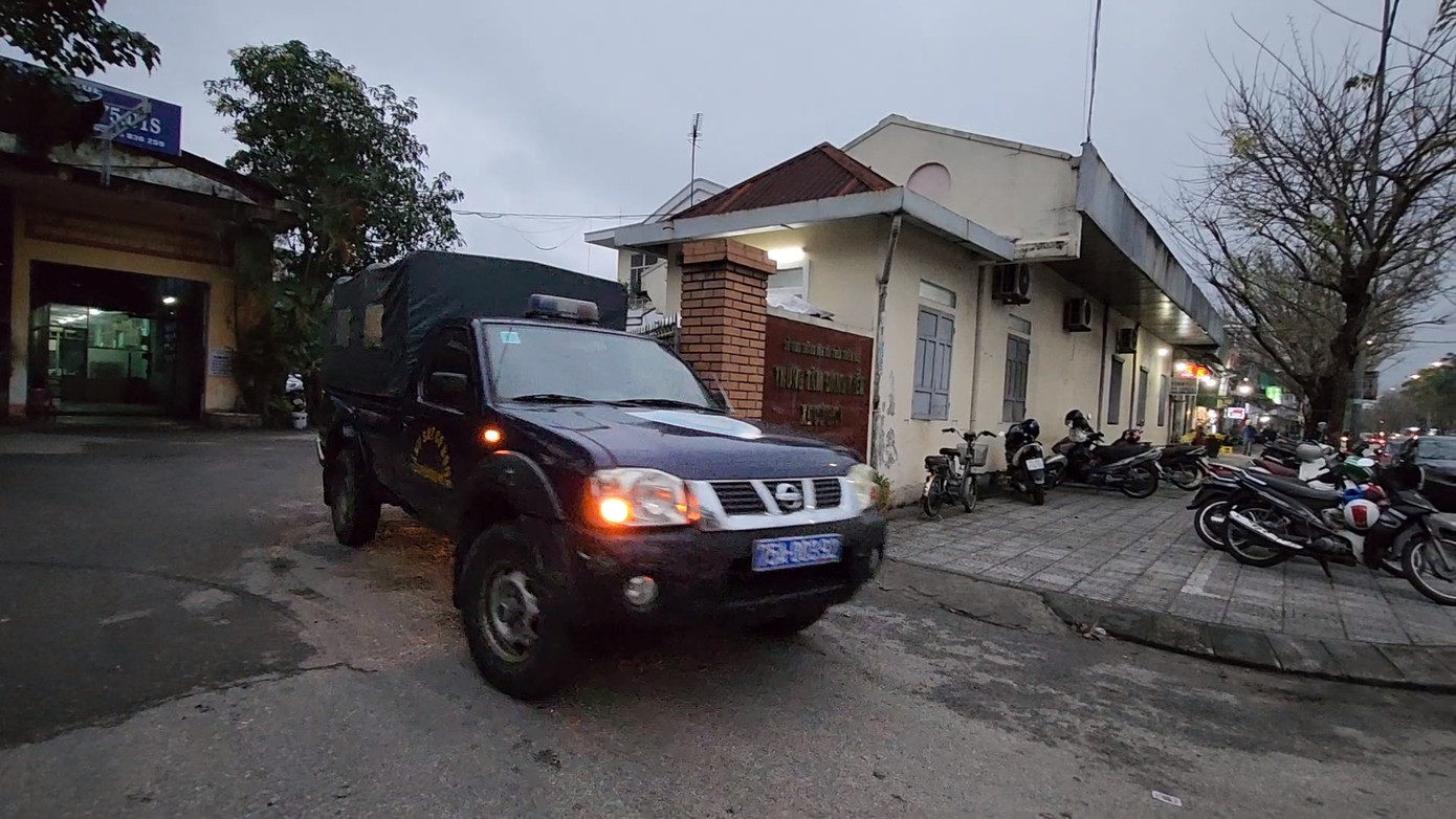 Xe chuyên dụng của Công an TT-Huế rời trụ sở Trung tâm Đăng kiểm xe cơ giới 75.01S sau 18h chiều 16/2. Xe chuyên dụng của Công an TT-Huế rời trụ sở Trung tâm Đăng kiểm xe cơ giới 75.01S sau 18h chiều 16/2.