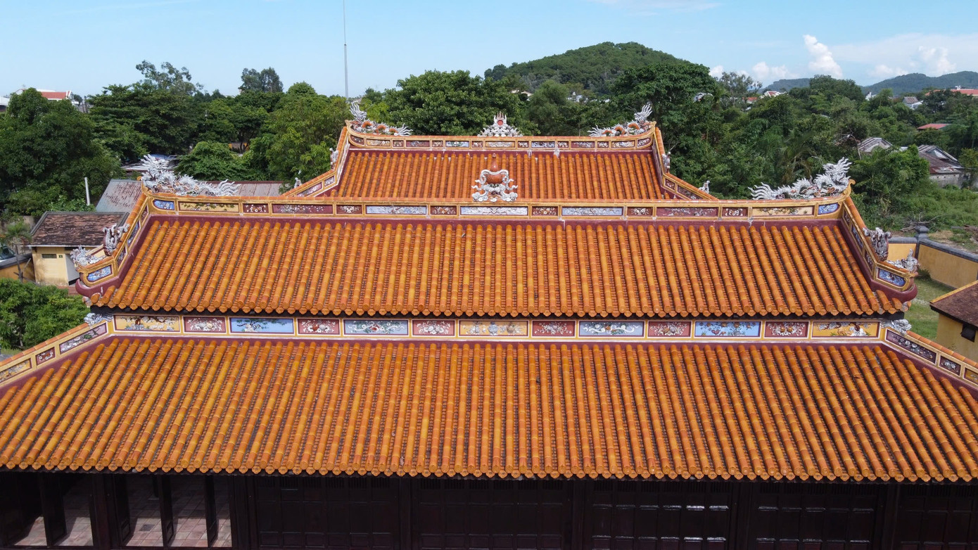 Trong đó, khu vực điện Long Ân với diện tích 557m2 được hạ giải toàn phần để phục vụ trùng tu từ hệ thống nền móng đến gia cố, bảo toàn tối đa hệ khung, hệ mái và các cấu kiện gỗ của ngôi điện...