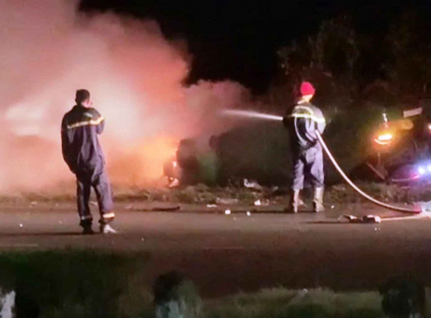 Lực lượng cảnh sát PCCC nỗ lực khống chế vụ cháy xe ô tô con trên Quốc lộ 1 đoạn qua TP Huế. Lực lượng cảnh sát PCCC nỗ lực khống chế vụ cháy xe ô tô con trên Quốc lộ 1 đoạn qua TP Huế.