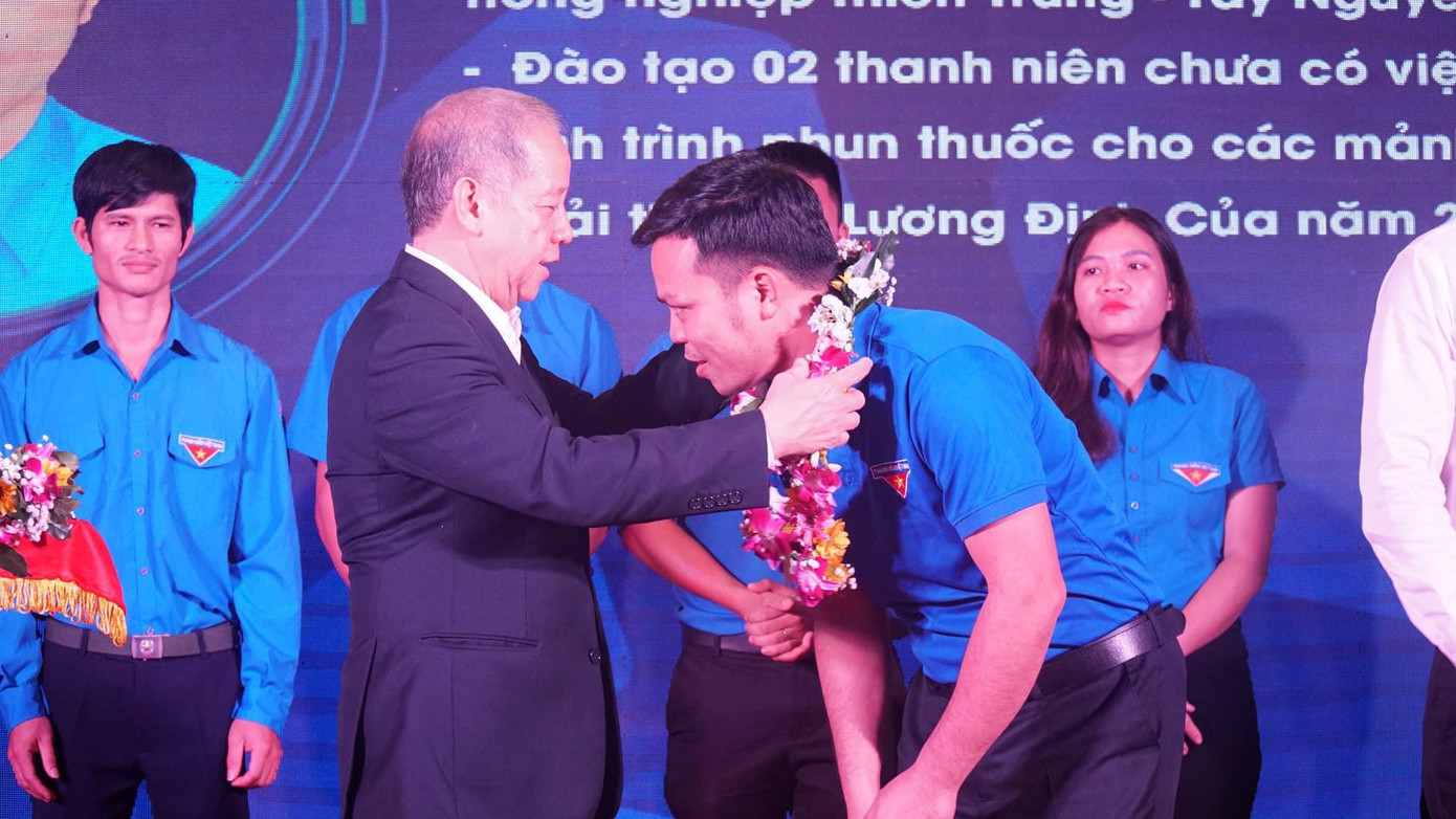 Phó Bí thư Thường trực Tỉnh ủy TT-Huế Phan Ngọc Thọ tuyên dương thanh niên tiêu biểu thực hiện tốt đề án thanh niên trên địa bàn. Phó Bí thư Thường trực Tỉnh ủy TT-Huế Phan Ngọc Thọ tuyên dương thanh niên tiêu biểu thực hiện tốt đề án thanh niên trên địa bàn.