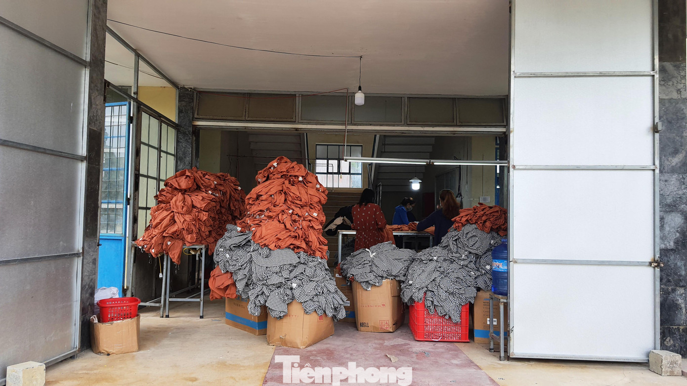 Lối chính vào tòa nhà của trường nay đã trở thành nhà xưởng, thường xuyên bị bít bùng bằng hai cánh cửa tôn Lối chính vào tòa nhà của trường nay đã trở thành nhà xưởng, thường xuyên bị bít bùng bằng hai cánh cửa tôn