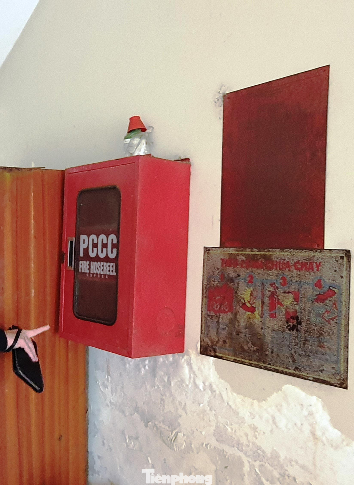 Các bảng hướng dẫn, tiêu lệnh chữa cháy mục nát, không còn nhìn thấy hình, thông tin hướng dẫn và bị bỏ mặc Các bảng hướng dẫn, tiêu lệnh chữa cháy mục nát, không còn nhìn thấy hình, thông tin hướng dẫn và bị bỏ mặc