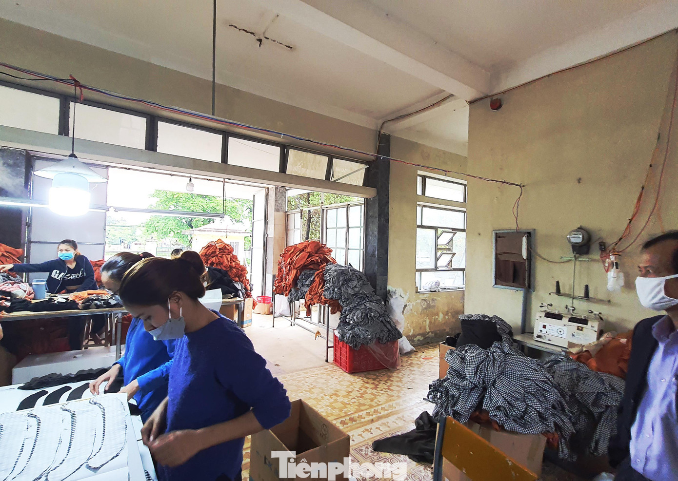 Hệ thống điện câu móc, đấu nối lộn xộn và ở khoảng cách rất gần với hàng hóa, nguyên liệu vải dễ cháy trong khu xưởng may mặc thuộc khuôn viên Trường Cao đẳng Công nghiệp Huế (cơ sở 3) Hệ thống điện câu móc, đấu nối lộn xộn và ở khoảng cách rất gần với hàng hóa, nguyên liệu vải dễ cháy trong khu xưởng may mặc thuộc khuôn viên Trường Cao đẳng Công nghiệp Huế (cơ sở 3)