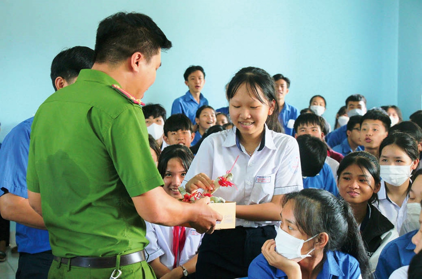 Giới trẻ hào hứng với các chương trình nâng cao kiến thức phòng, chống tội phạm ma túy tại phiên tòa giả định mở tại thị xã Hương Thủy, tỉnh TT-Huế. Ảnh: Thới Bường