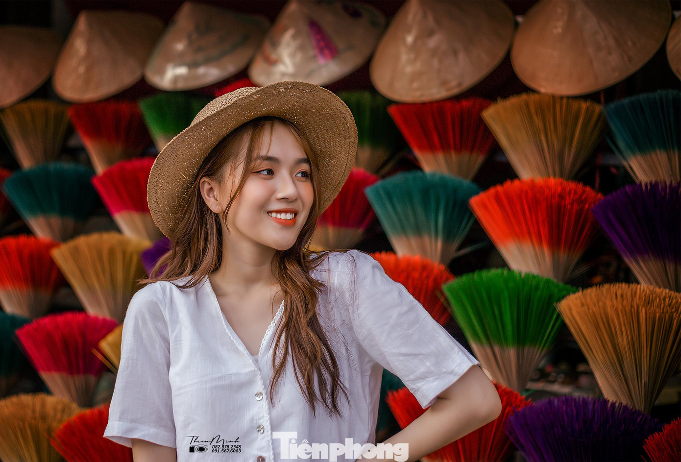 Vào những ngày nắng lên, có dịp ngang qua làng hương Thủy Xuân, các bạn trẻ không khỏi trầm trồ, bị thu hút bởi những nguyên liệu sản xuất và sản phẩm hương trầm thành phẩm nhiều màu sắc được phơi phóng, bài trí tinh tế, khéo léo như một studio lớn dành cho những ai mê nhiếp ảnh, chụp hình lưu niệm. Ảnh: NSNA Thiên Minh