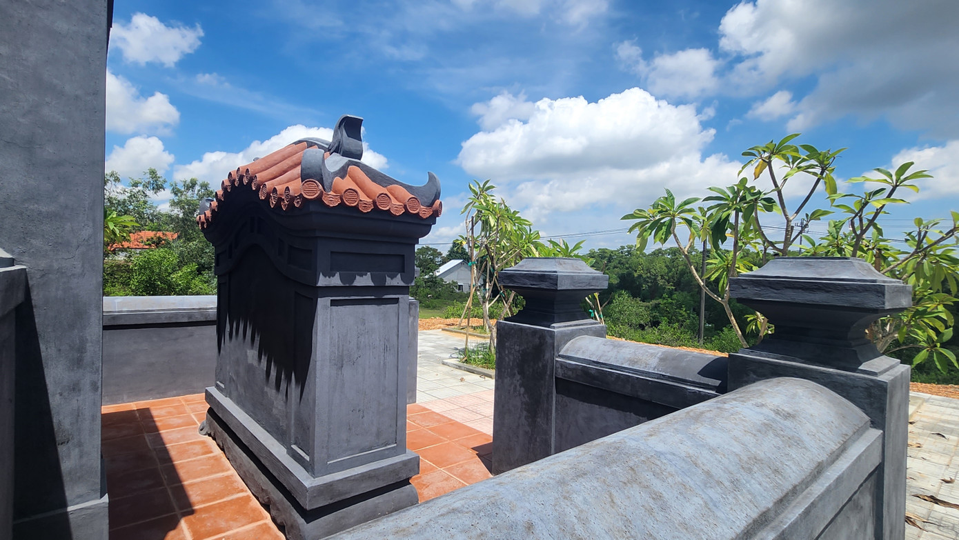 Cuối tháng 4 năm nay, Hội đồng Nguyễn Phúc tộc Việt Nam và Công ty TNHH Thương mại Dịch vụ Chuỗi Giá Trị - chủ đầu tư dự án bãi đỗ xe tham quan lăng Tự Đức - Đồng Khánh - tiến hành lễ đặt đá khởi công công trình khu lăng vợ vua Tự Đức sau gần 6 năm bị san ủi.