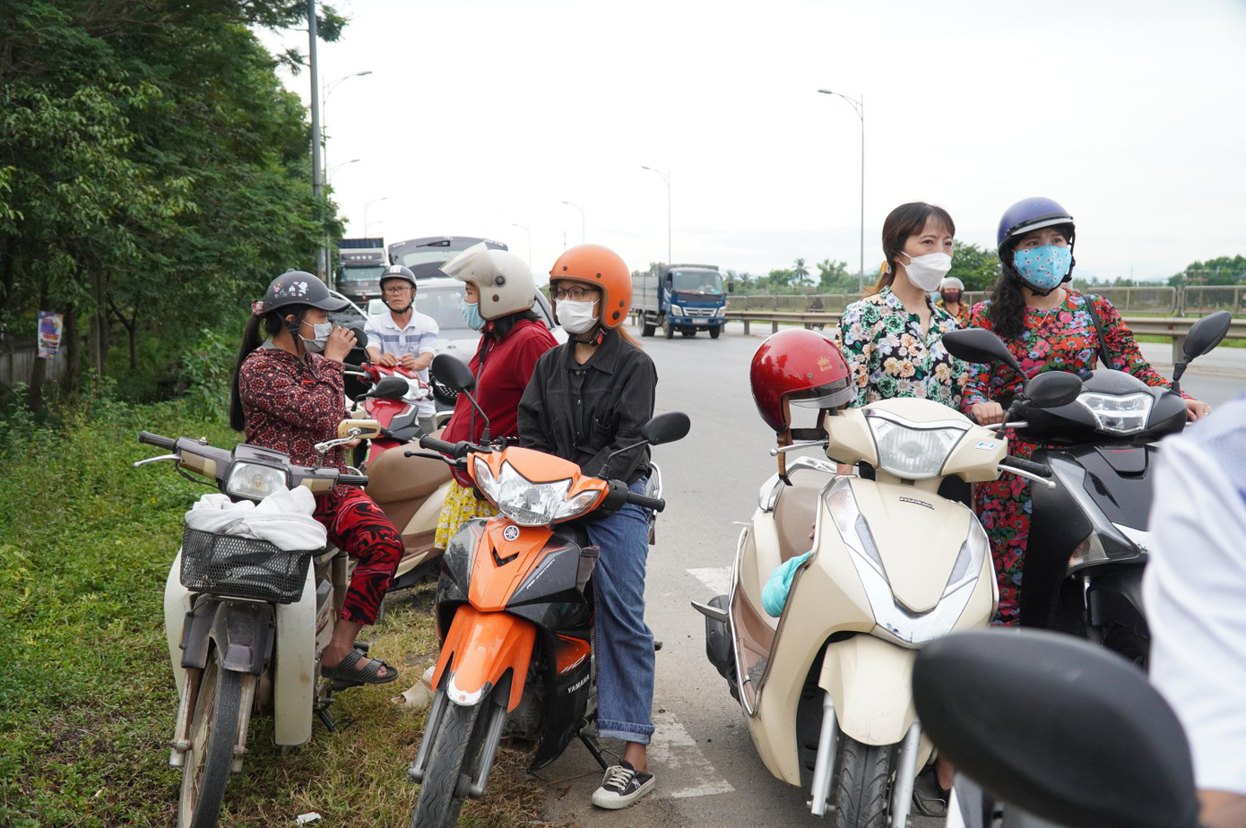 Phụ huynh ngóng con đi thi.