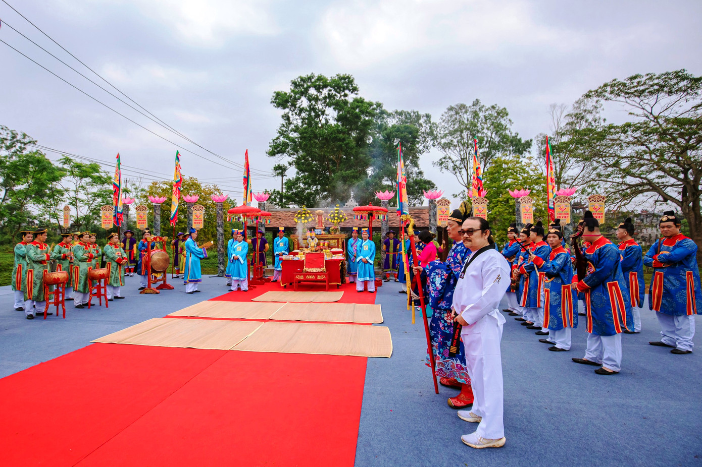 Trong sáng 21/3 đã diễn ra phần lễ với những nghi thức trang trọng như lễ cáo yết và dâng hương tại Thế miếu - Đại nội Huế, lễ rước rồng trên sông Hương, lễ tế tại Võ Thánh miếu (phường Long Hồ, quận Phú Xuân). Trong sáng 21/3 đã diễn ra phần lễ với những nghi thức trang trọng như lễ cáo yết và dâng hương tại Thế miếu - Đại nội Huế, lễ rước rồng trên sông Hương, lễ tế tại Võ Thánh miếu (phường Long Hồ, quận Phú Xuân).