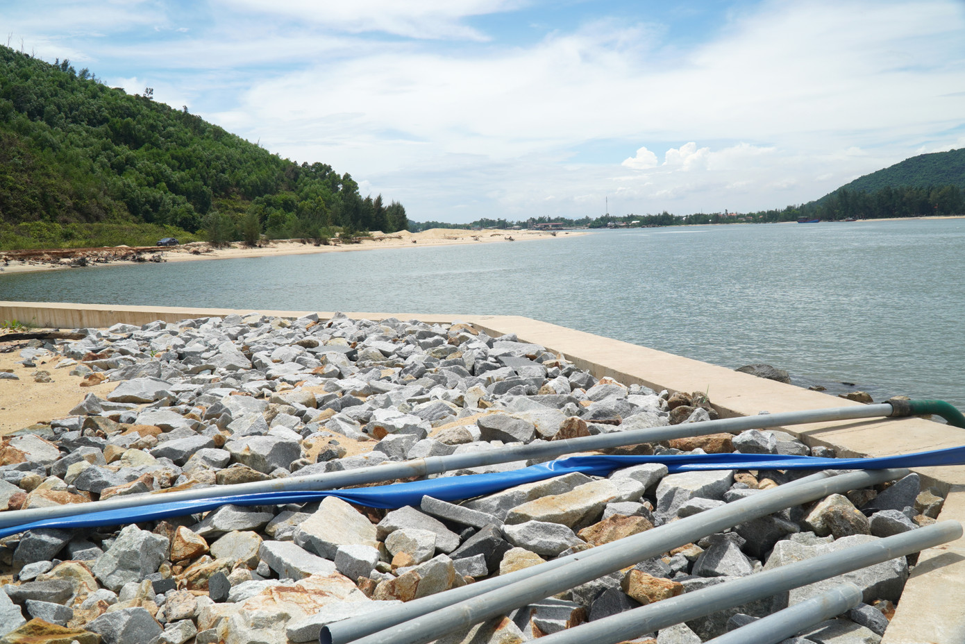 Kiểm tra thực tế dự án trước mùa mưa bão, ông Hoàng Hải Minh - Phó Chủ tịch UBND tỉnh TT-Huế, yêu cầu các đơn vị thi công, chủ đầu tư khẩn trương triển khai thi công các hạng mục còn lại; tập trung nhân lực, huy động thêm máy móc đẩy nhanh tiến độ, bảo đảm chất lượng công trình và hoàn thành các hạng mục; sớm đưa các công trình vào sử dụng, góp phần ngăn chặn tình trạng xói lở, bảo vệ sản xuất, tăng hiệu quả kinh tế biển, ổn định đời sống người dân ven biển và đầm phá.