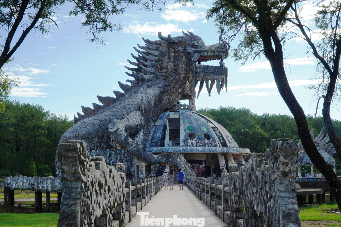 Tháng 3 vừa qua, Trung tâm Phát triển Quỹ đất tỉnh TT-Huế từng có công văn yêu cầu doanh nghiệp trúng đấu giá khẩn trương tháo dỡ, di dời kiến trúc rồng khổng lồ kể trên. Tuy nhiên, đến nay, kiến trúc này vẫn chưa bị phá bỏ. Tháng 3 vừa qua, Trung tâm Phát triển Quỹ đất tỉnh TT-Huế từng có công văn yêu cầu doanh nghiệp trúng đấu giá khẩn trương tháo dỡ, di dời kiến trúc rồng khổng lồ kể trên. Tuy nhiên, đến nay, kiến trúc này vẫn chưa bị phá bỏ.