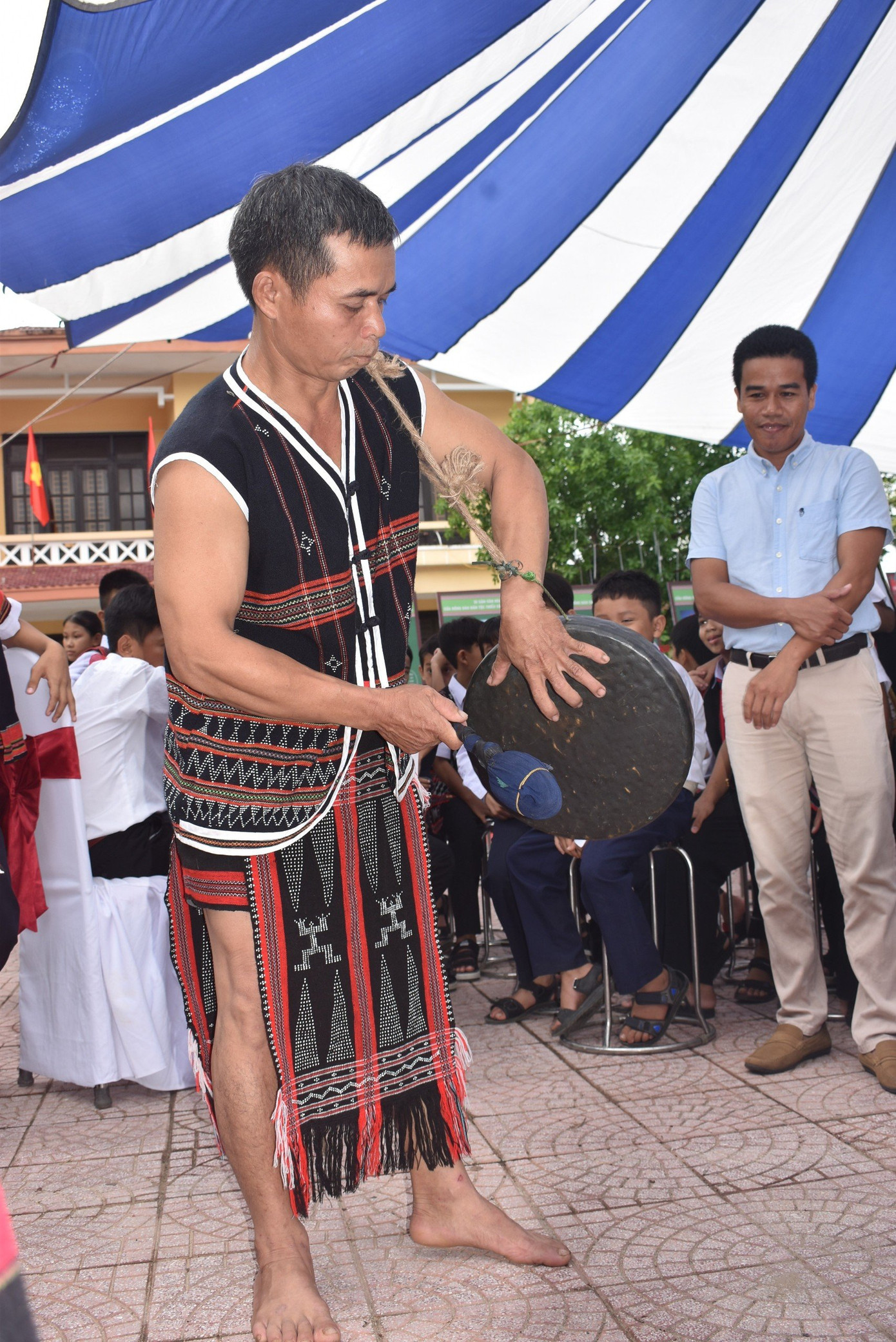 Biểu diễn nghệ thuật cồng chiêng của đồng bào dân tộc thiểu số huyện Nam Đông.
