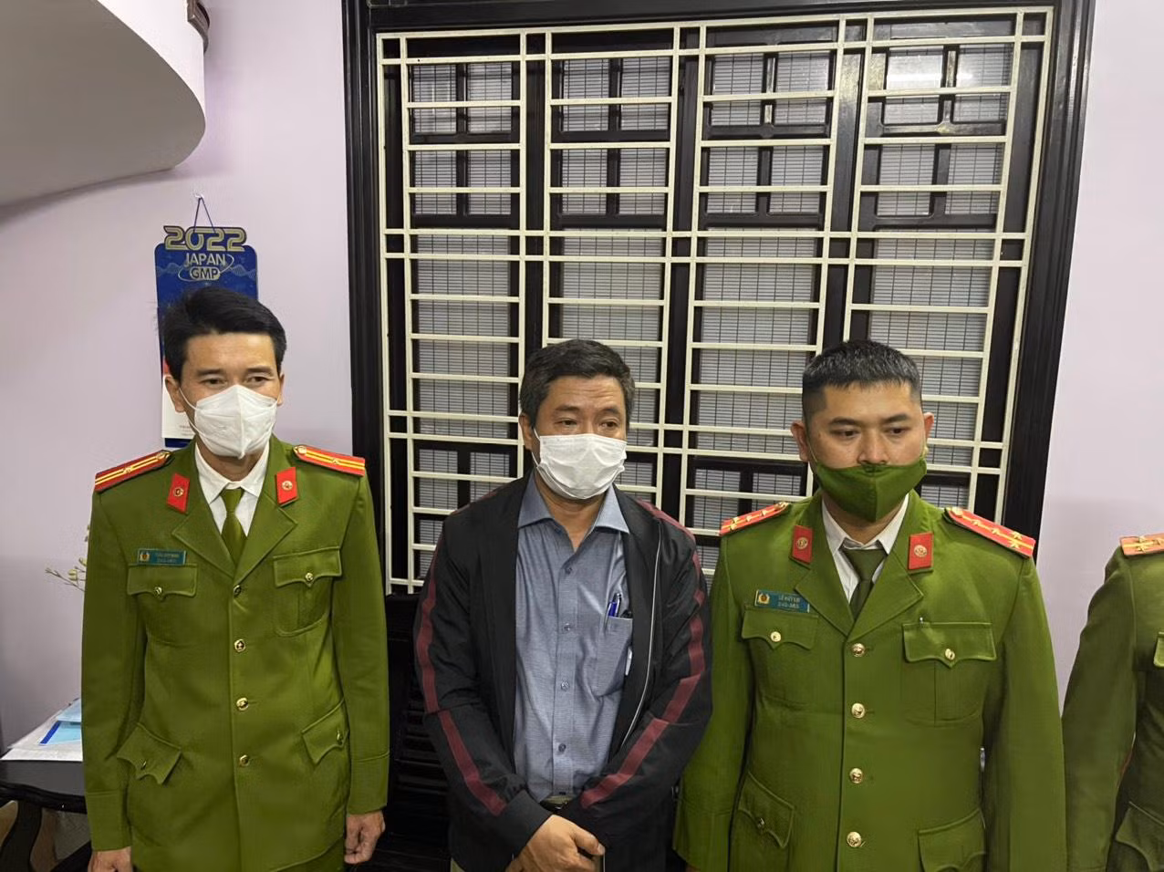 Do vụ lợi dẫn đến vi phạm quy định về đấu thầu gây thiệt hại tài sản cho nhà nước, Giám đốc CDC TT-Huế Hoàng Văn Đức (giữa) vừa bị bắt giữ.