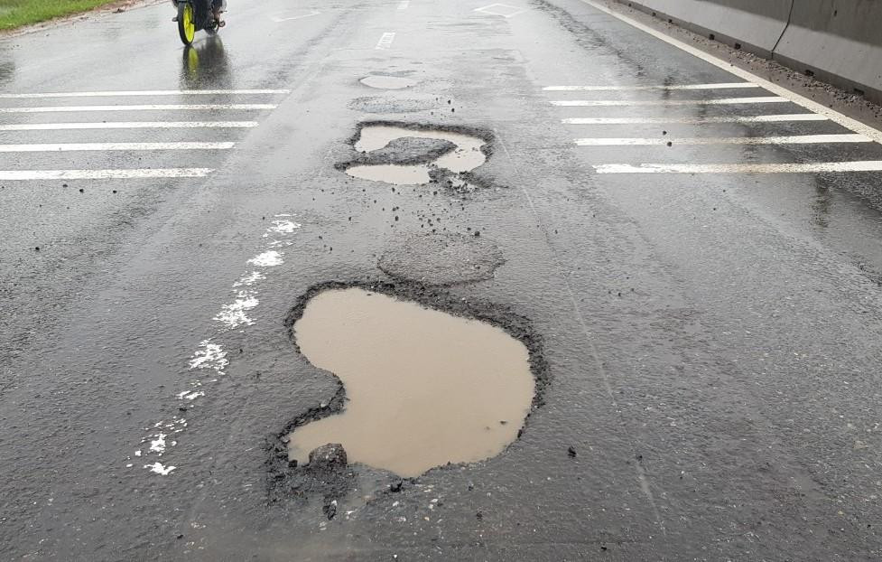 Trước mắt, việc sửa chữa thực hiện theo phương án hỏng ở đâu khắc phục hoàn trả tại vị trí đó, cào phần hỏng để thảm lại. Tuy nhiên, đây chỉ là phương án khắc phục nhỏ lẻ, cục bộ, không phải đào xới bốc xúc toàn bộ mặt đường để làm lại.