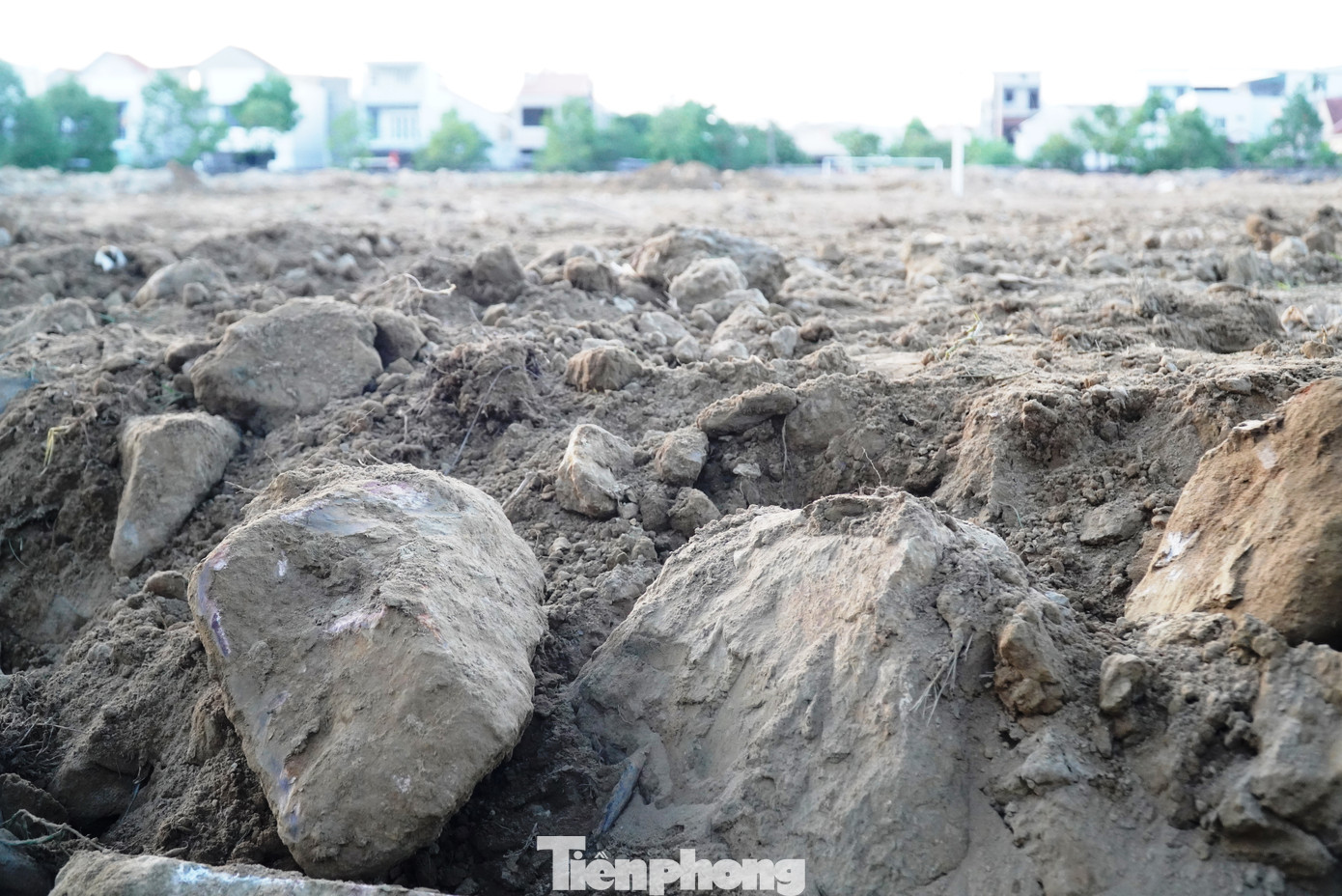 Anh Nguyễn Văn Trung (sống gần sân vận động Phú Thượng) bày tỏ lo ngại: “Những ngày nắng, xe tải ùn ùn chở đất về đổ tại sân bóng khiến bụi bay mù mịt, bùn thải đổ vào cạnh nhà dân bốc mùi hôi thối rất khó chịu. Các cống thoát nước ở đây vốn đã rút chậm, nay rất dễ bị tắc nghẽn vào mùa mưa do khối lượng bùn đất rất lớn từ nơi khác chuyển về. Nền sân bóng lẫn đá tảng như thế này thì người chơi thể thao liệu có an toàn?”.