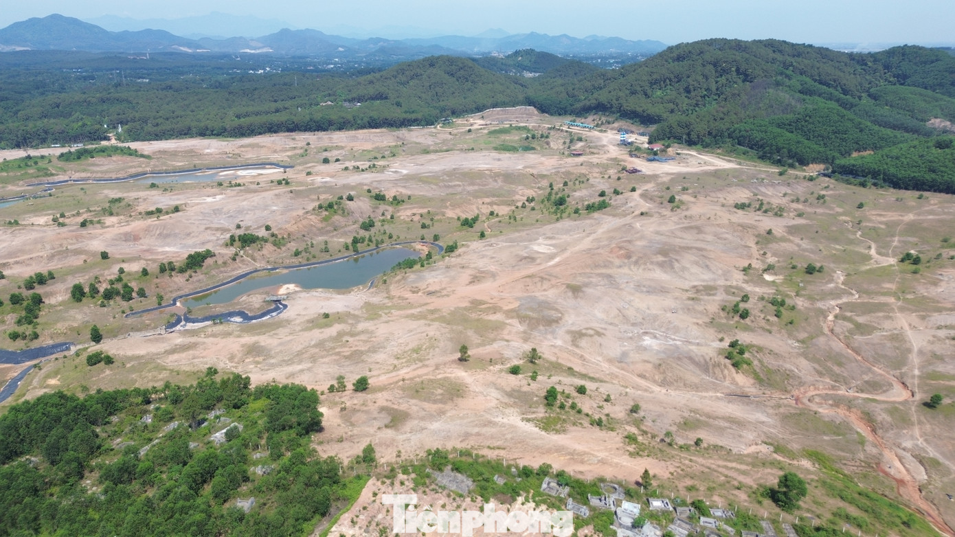 Bên cạnh khu quần thể sân golf Huế dang dở, TP Huế hiện đẩy mạnh kiểm tra, xử lý các dự án sử dụng đất không hiệu quả, chậm tiến độ kéo dài. Khu sân golf Huế bị thu hồi đất theo tinh thần chỉ đạo quyết liệt của lãnh đạo TP Huế được người dân kỳ vọng tạo đà tích cực trong quản lý đất đai, xử lý dự án “treo” và tình trạng lãng phí nguồn lực tài nguyên, ảnh hưởng đến quy hoạch, môi trường đầu tư vào Huế, cũng như lợi ích của địa phương. Bên cạnh khu quần thể sân golf Huế dang dở, TP Huế hiện đẩy mạnh kiểm tra, xử lý các dự án sử dụng đất không hiệu quả, chậm tiến độ kéo dài. Khu sân golf Huế bị thu hồi đất theo tinh thần chỉ đạo quyết liệt của lãnh đạo TP Huế được người dân kỳ vọng tạo đà tích cực trong quản lý đất đai, xử lý dự án “treo” và tình trạng lãng phí nguồn lực tài nguyên, ảnh hưởng đến quy hoạch, môi trường đầu tư vào Huế, cũng như lợi ích của địa phương.