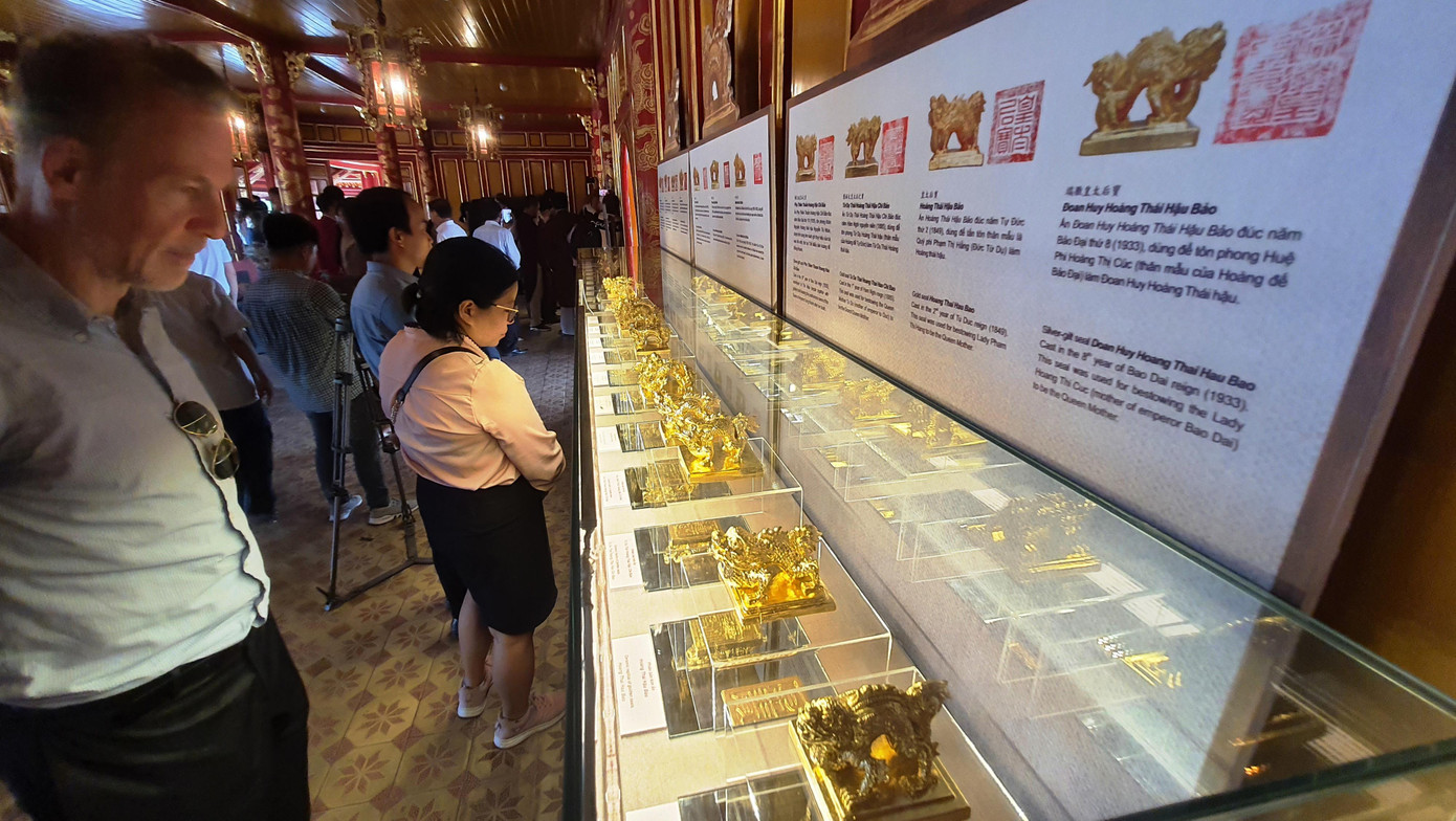 Triển lãm “Phiên bản Kim ấn triều Nguyễn” do Trung tâm Bảo tồn Di tích Cố đô (BTDTCĐ) Huế và Nghệ nhân nhân dân (NNND) Trần Độ đến từ làng nghề gốm Bát Tràng nổi tiếng phối hợp tổ chức tại di tích lầu Ngũ Phụng (Ngọ môn - Đại nội Huế).